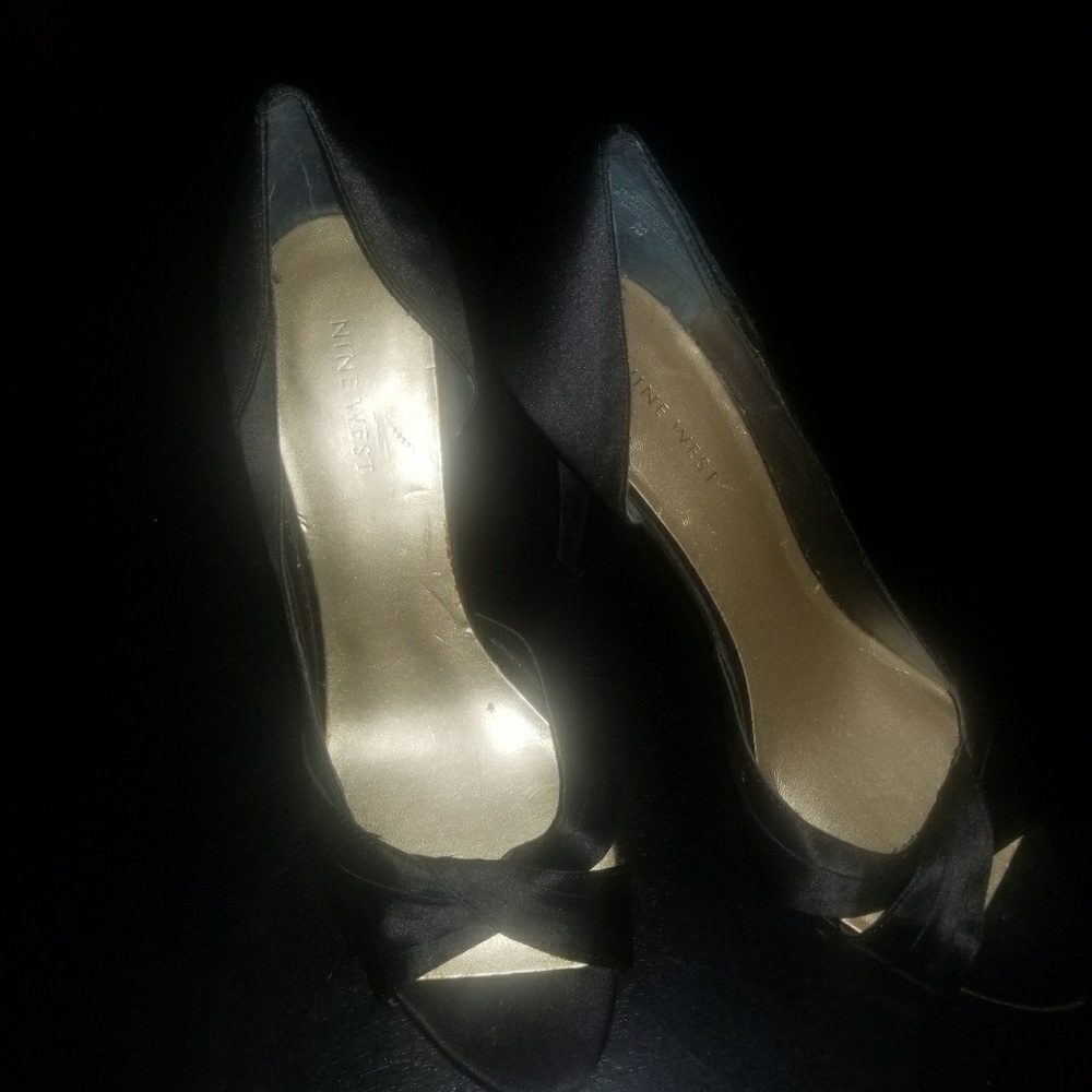 Satin pumps